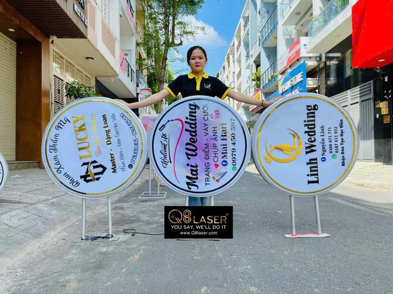 Bảng vẫy tròn giúp cửa hàng dễ nhận biết