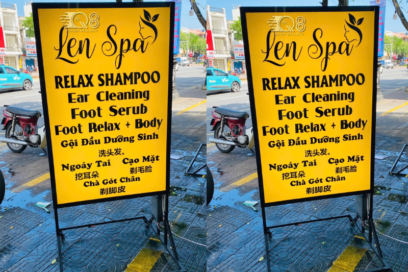 Biển dọc treo trước cửa hàng nhỏ gọn