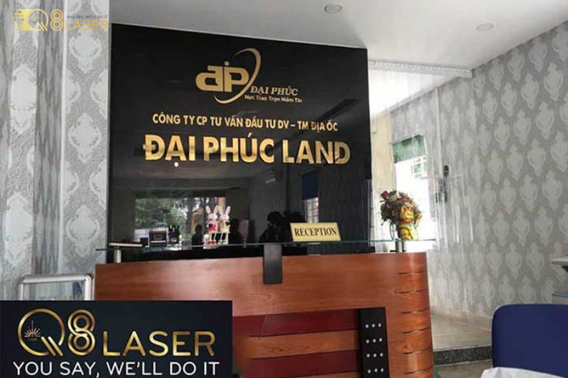Biển đồng công ty treo sảnh hành lang