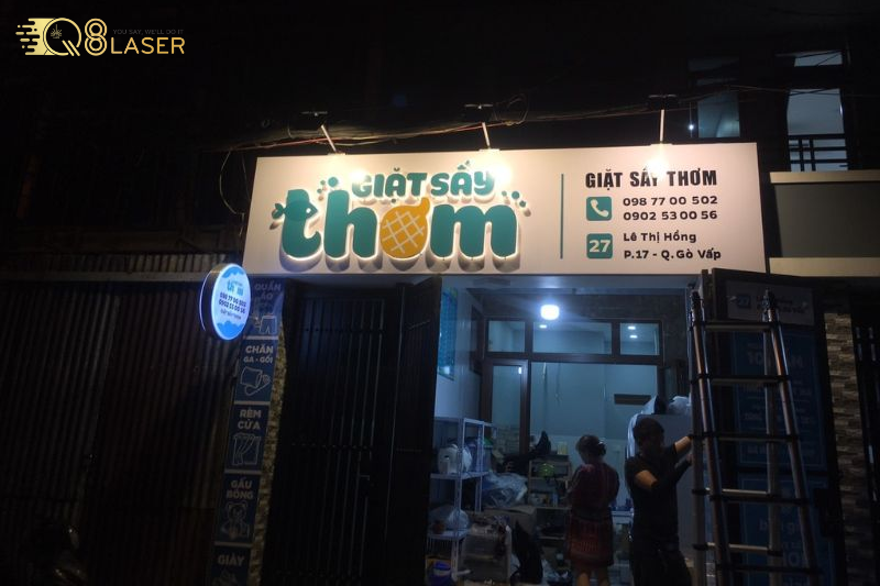 Biển hiệu giặt là dễ nhìn