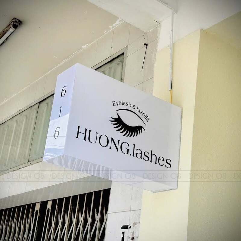 Biển hiệu nhỏ phù hợp không gian trong nhà