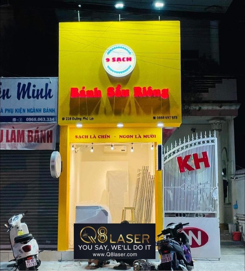 Biển hiệu nhỏ treo trước cửa hàng tiện lợi