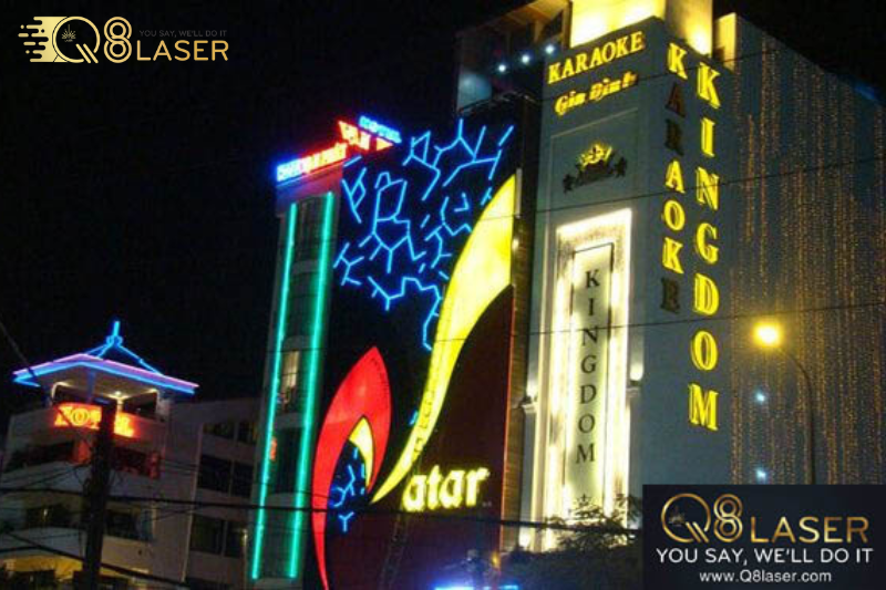 Biển quảng cáo karaoke đẹp nổi bật giữa phố đêm