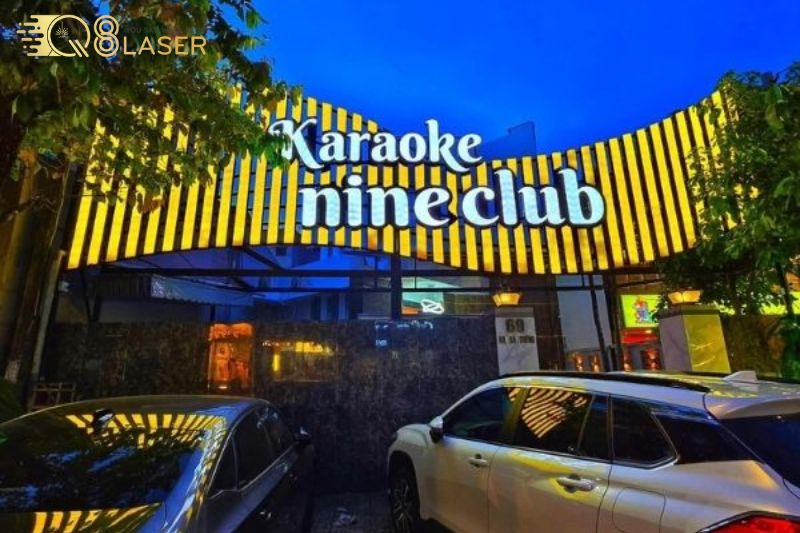 Biển quảng cáo karaoke thu hút khách từ xa