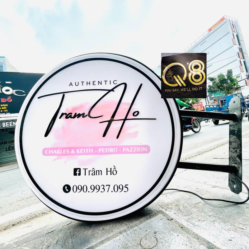 Biển quảng cáo tròn tạo điểm nhấn mặt tiền