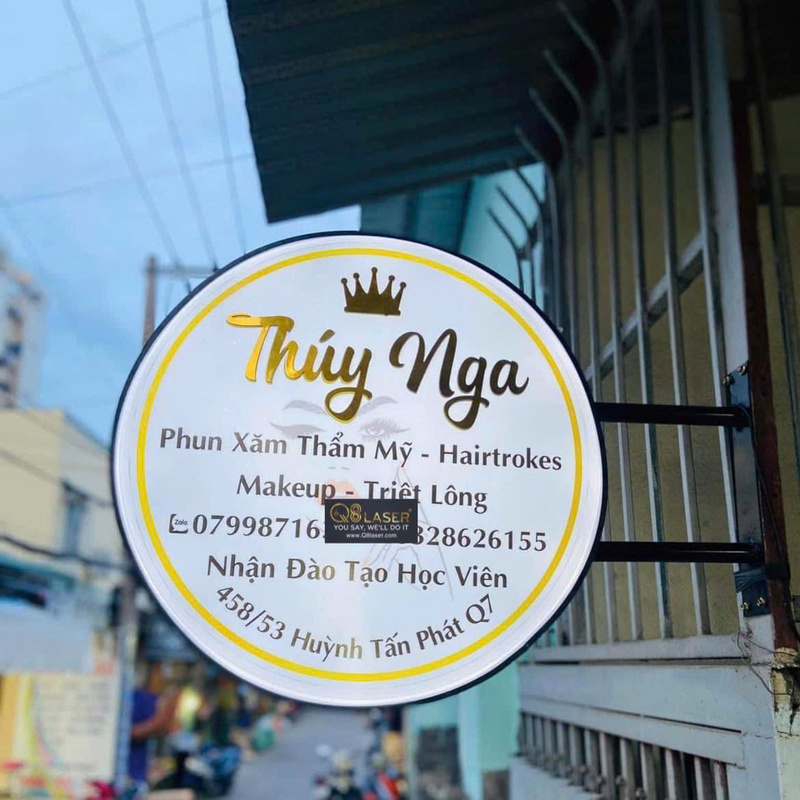 Biển tròn quảng cáo nổi bật trên phố