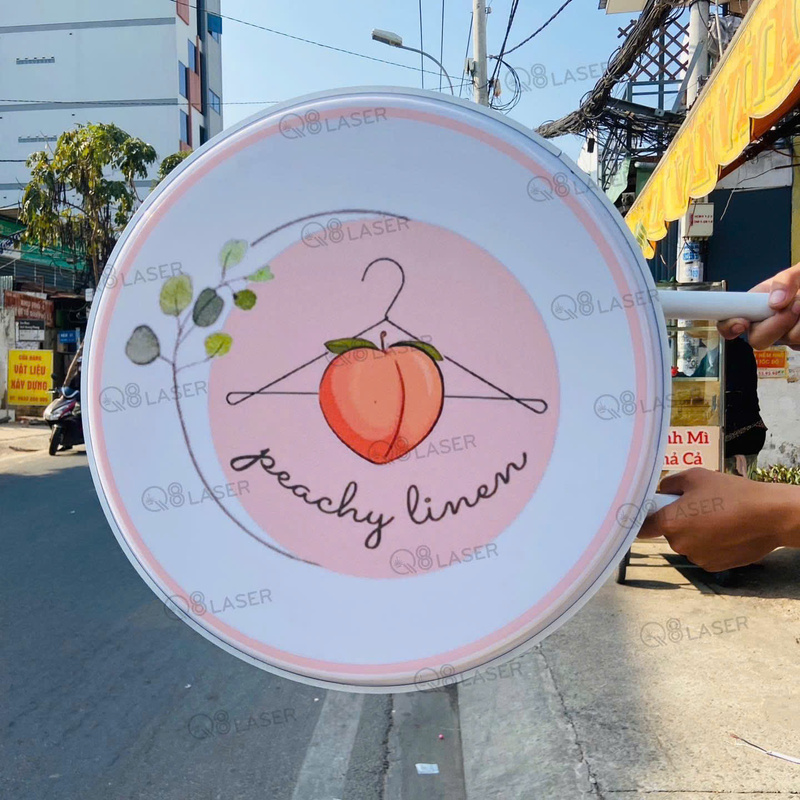 Biển vẩy tròn treo trước cửa hàng