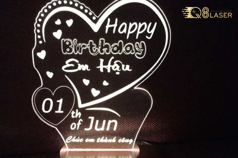 Cắt mica lấy liền làm số nhà và bảng chỉ dẫn hiện đại