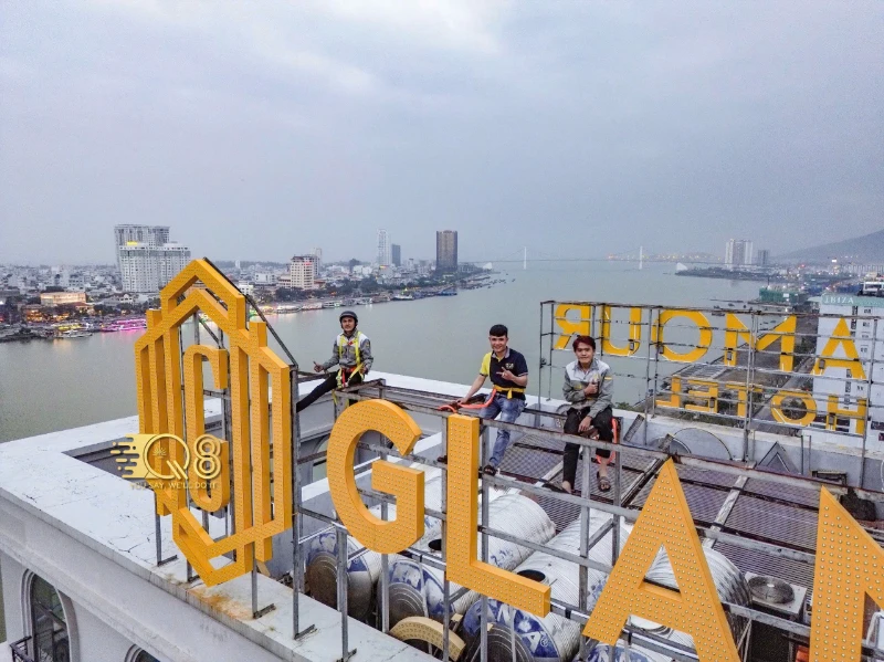Bảng Hiệu Rooftop Glamour Hotel – Dự Án Q8 Laser