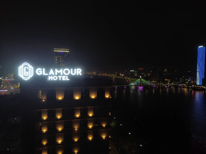 Bảng Hiệu Rooftop Glamour Hotel – Dự Án Q8 Laser