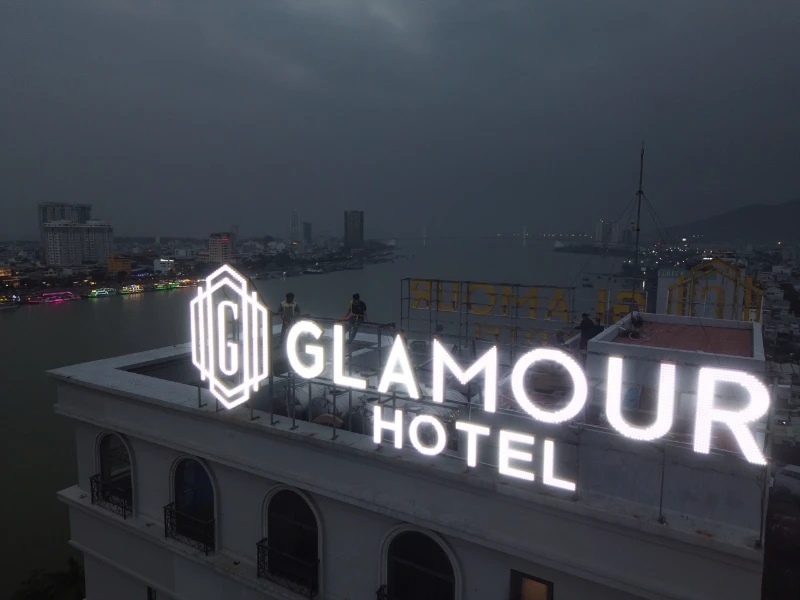 Bảng Hiệu Rooftop Glamour Hotel – Dự Án Q8 Laser