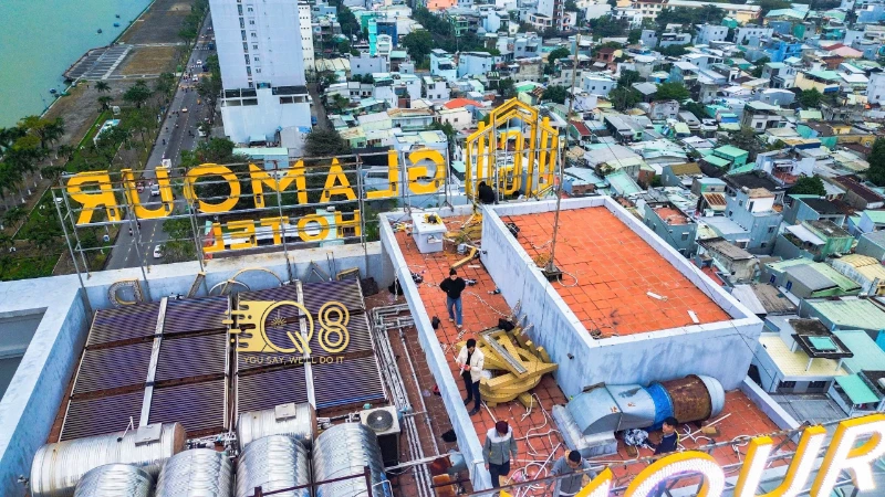 Bảng Hiệu Rooftop Glamour Hotel – Dự Án Q8 Laser