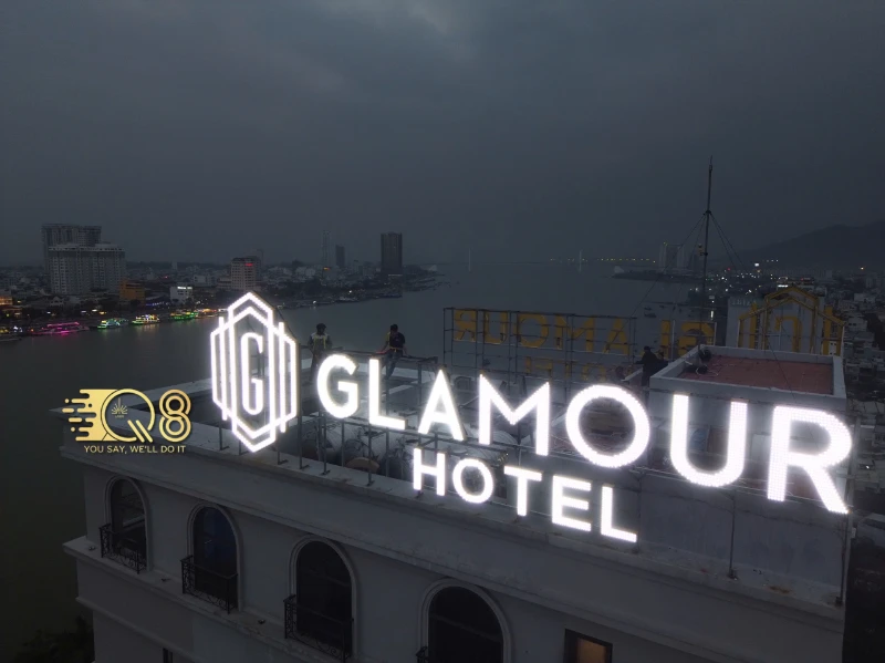 Bảng Hiệu Rooftop Glamour Hotel – Dự Án Q8 Laser