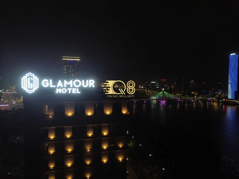 Bảng Hiệu Rooftop Glamour Hotel – Dự Án Q8 Laser
