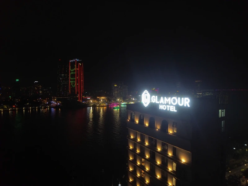 Bảng Hiệu Rooftop Glamour Hotel – Dự Án Q8 Laser
