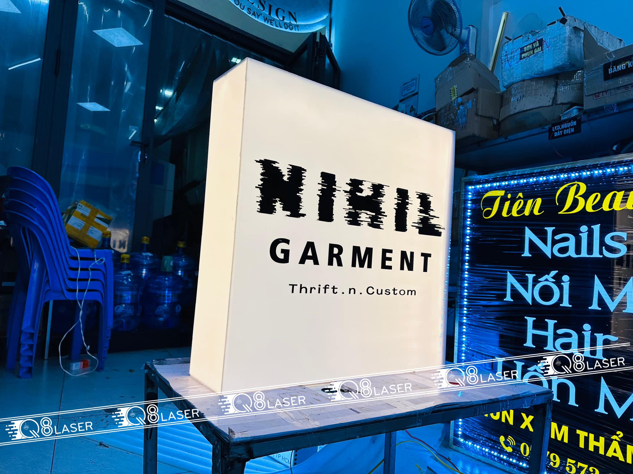 Hộp đèn bảng hiệu nổi bật vào ban đêm