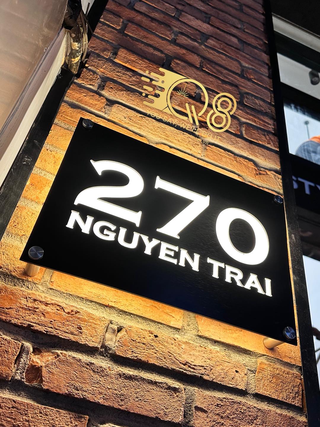 Hộp đèn quảng cáo đứng phù hợp cửa hàng mặt tiền