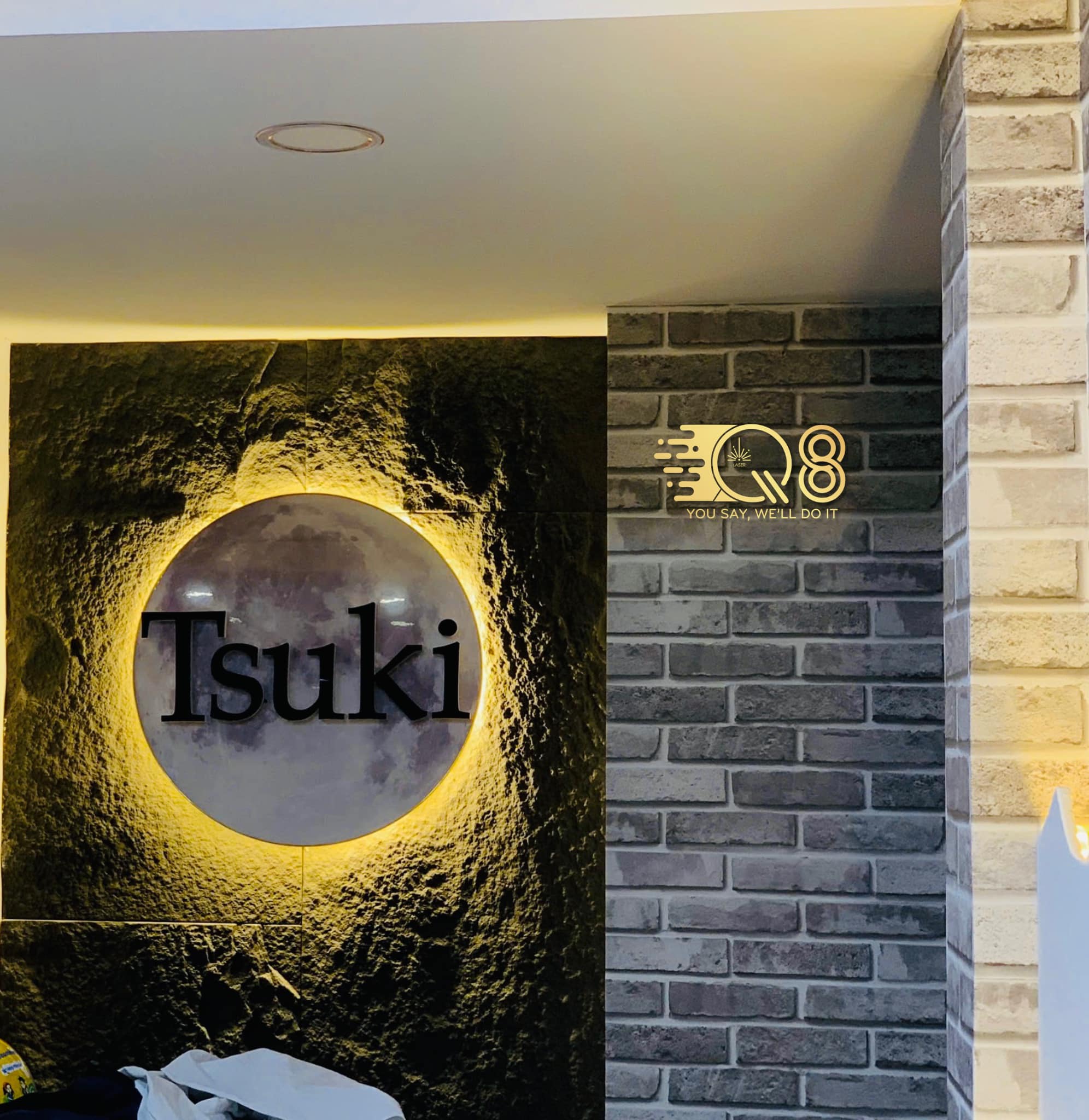 Hộp đèn quảng caosw đứng phù hợp nhiều ngành nghề