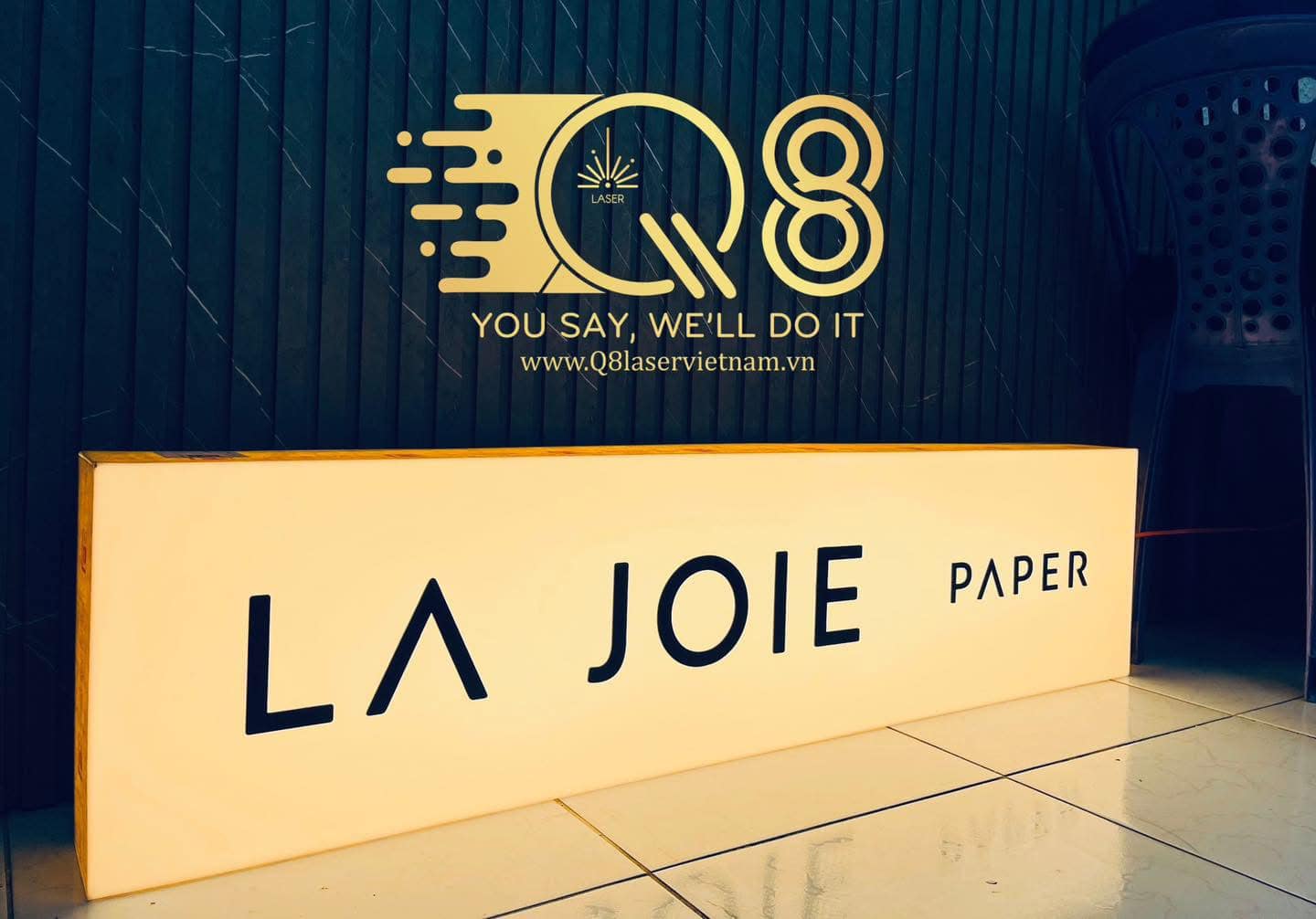 Hộp đnè quảng cái phù hợp đặt trước cửa tiệm