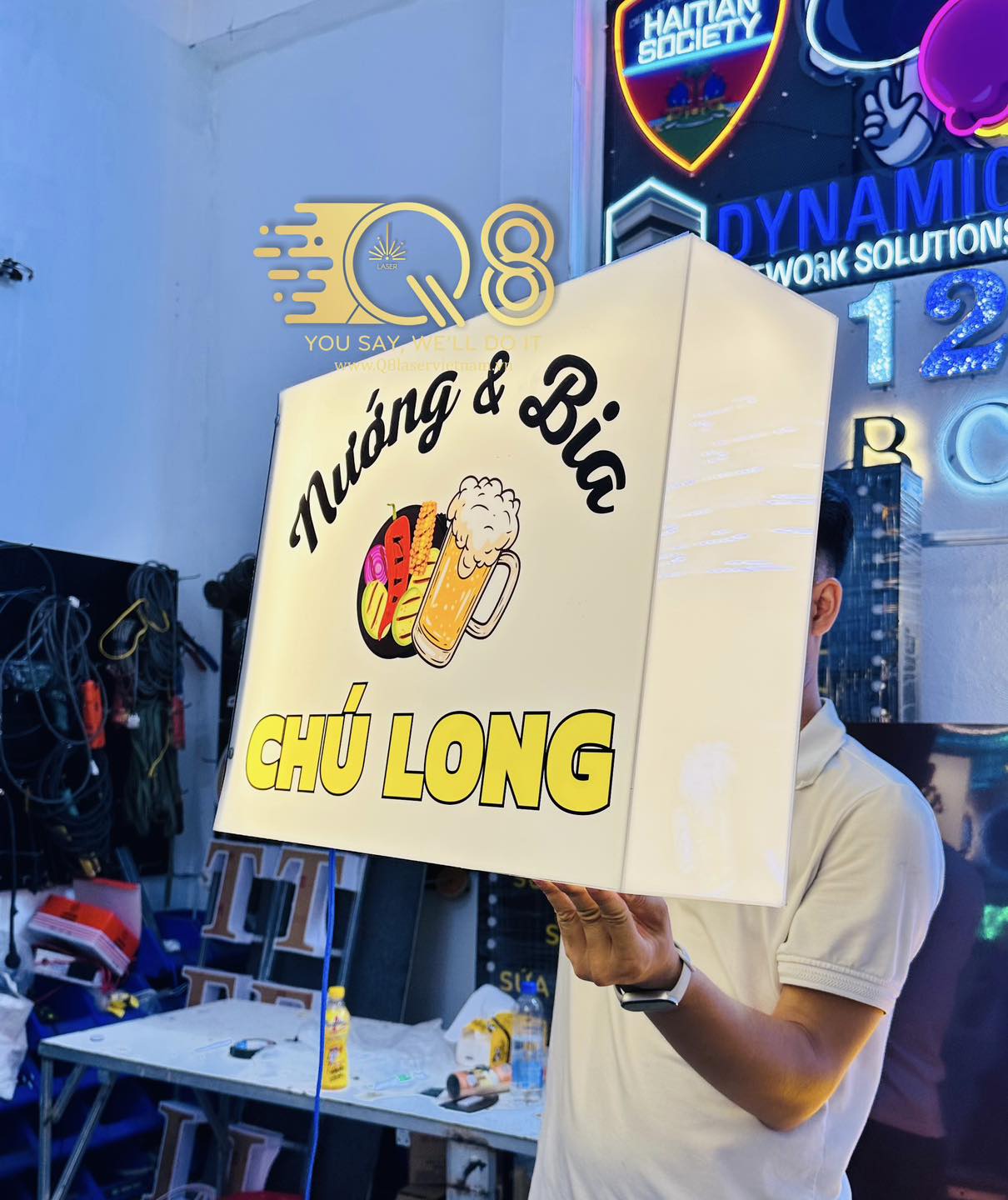 Hộp đèn quảng cáo sáng rõ cả ngày lẫn đêm