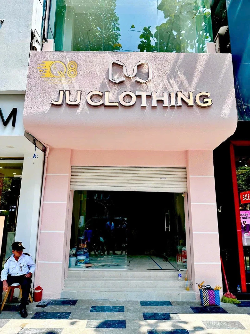 Biển hiệu JU CLOTHING tông hồng - Thi công Q8 Laser