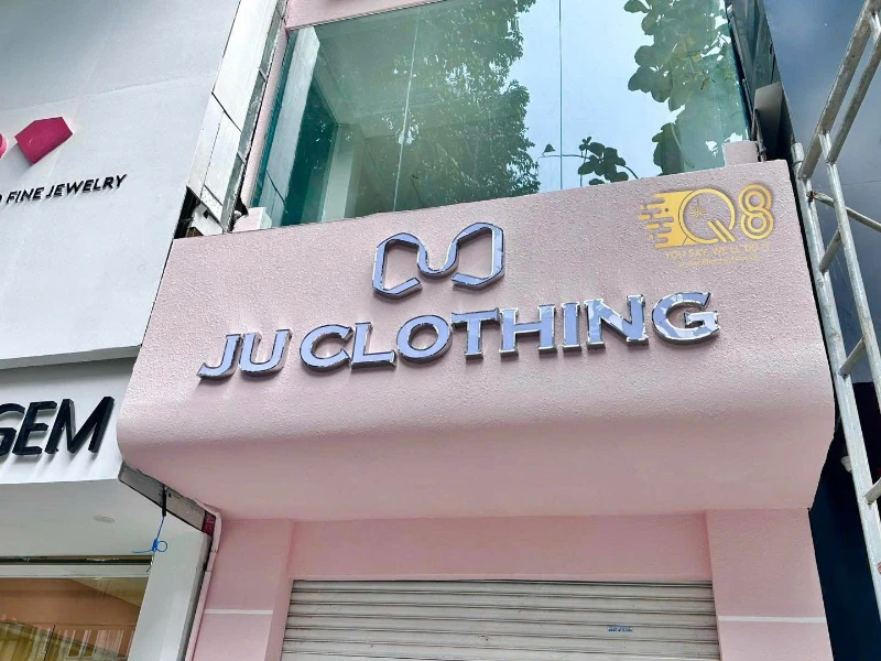 Biển hiệu JU CLOTHING tông hồng - Thi công Q8 Laser