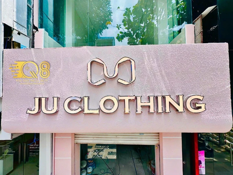 Biển hiệu JU CLOTHING tông hồng - Thi công Q8 Laser