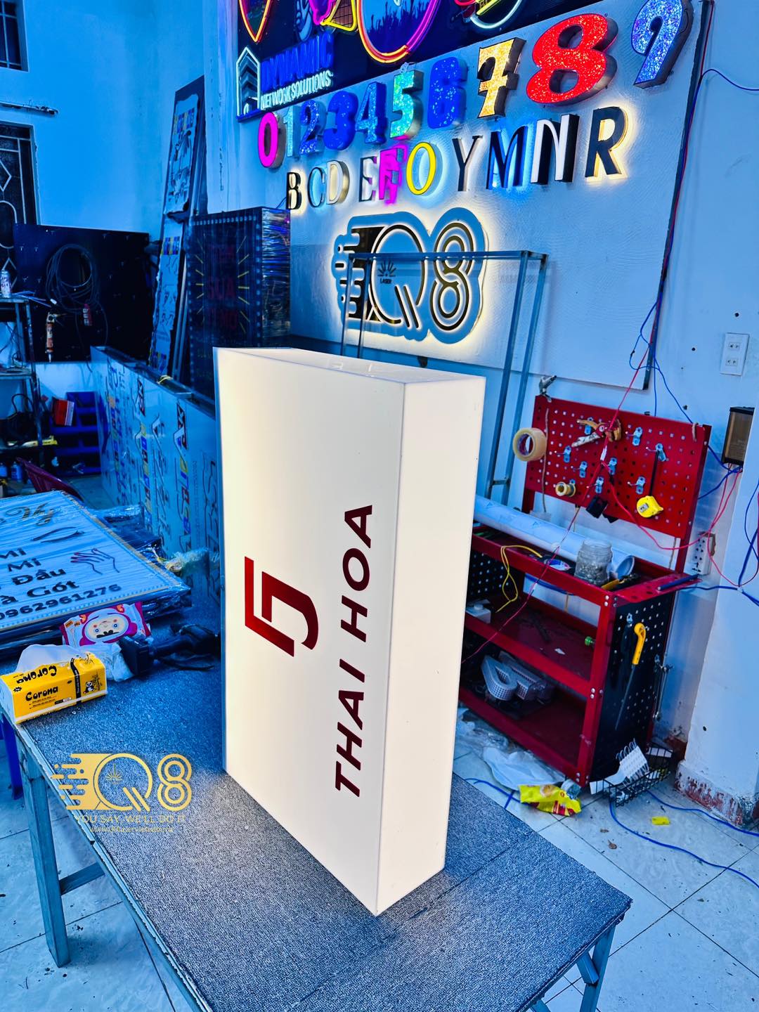 Làm bảng hiệu hộp đèn tăng độ nhận diện thương hiệu 