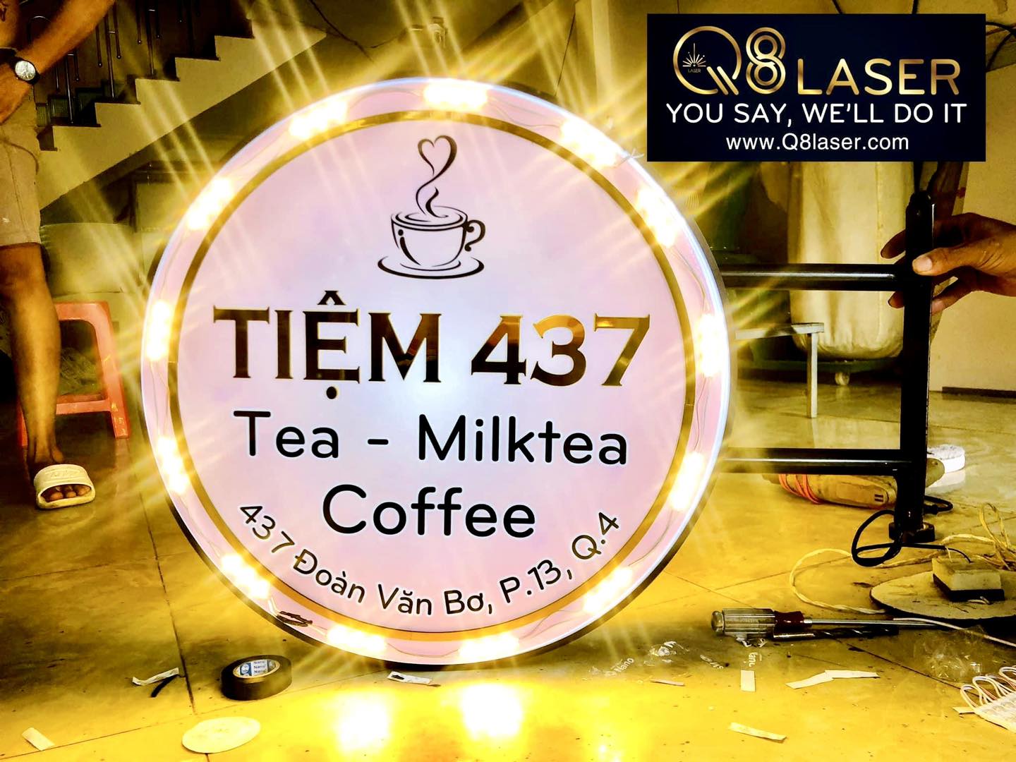 Mẫu bảng hiệu hộp đnè hiện đại, tinh tế