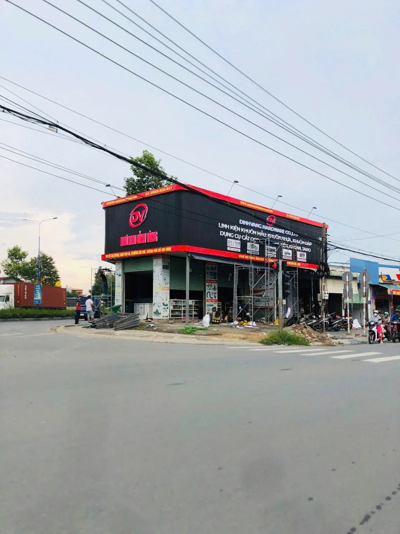 Biển hiệu Ngũ Kim Đỉnh Vàng - Q8 Laser thi công