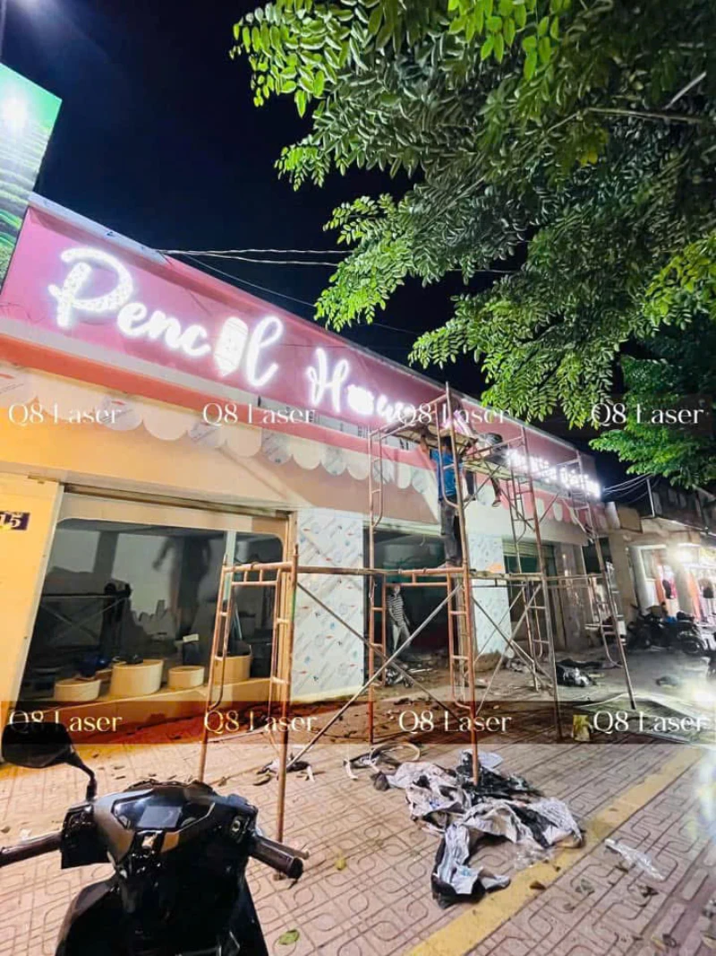 Biển Hồng Pencil House Nổi Bật – Q8 Laser Thi Công