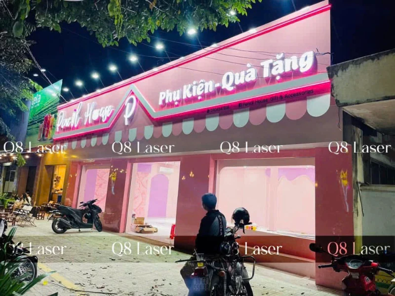 Biển Hồng Pencil House Nổi Bật – Q8 Laser Thi Công
