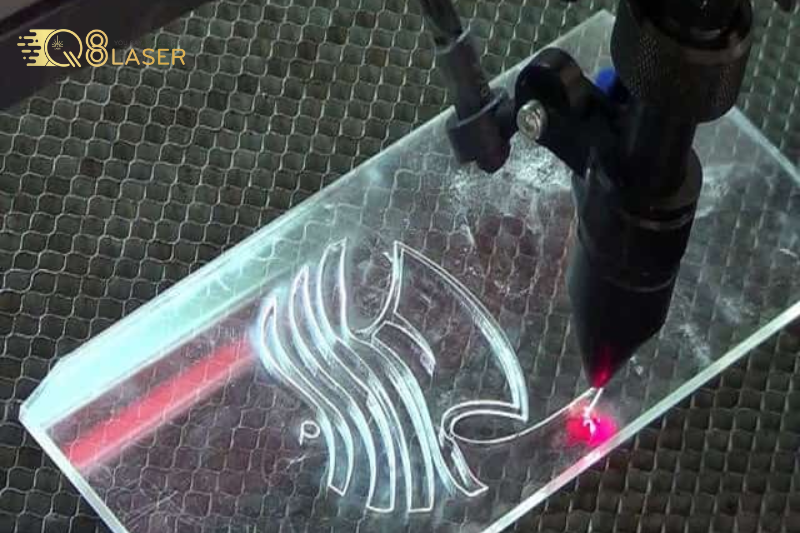 Quy trình cắt mica lấy liền tại Q8 Laser Việt Nam