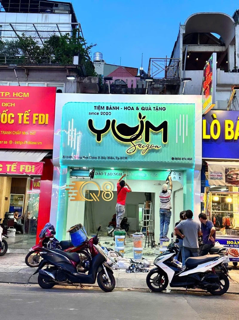 Thi công bảng hiệu YUM Saigon - Q8 Laser Việt Nam thực hiện