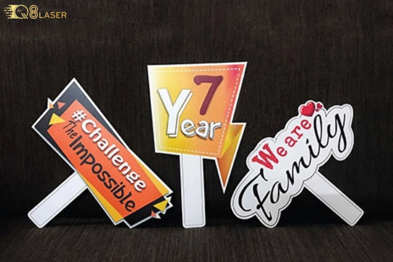 Bảng cầm tay check in nổi bật khung hình