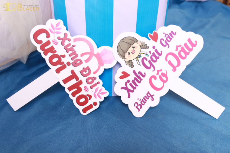 Bảng checkin cầm tay nổi bật logo