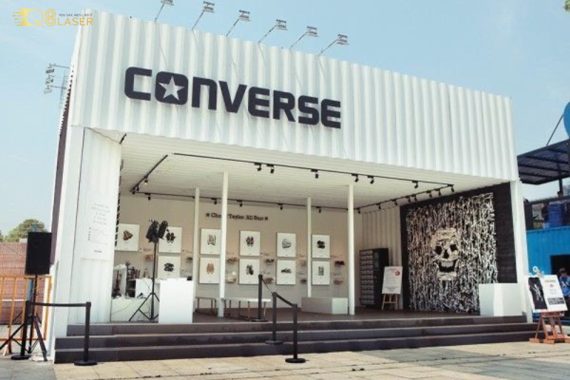 Bảng hiệu bằng tôn sóng lắp đặt nhanh chóng