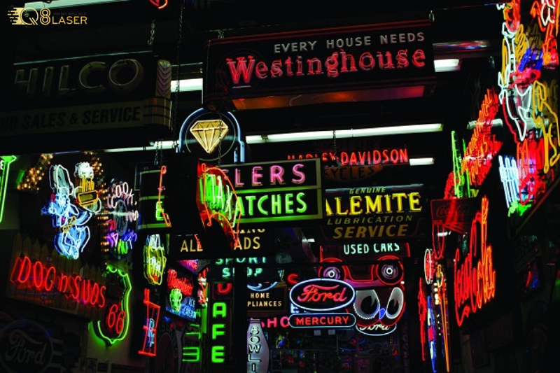 Bảng hiệu dạ quang sáng rõ, ấn tượng