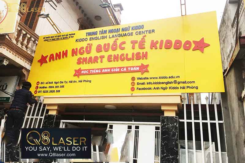 Bảng hiệu dạy tiếng Anh rõ ràng, dễ tìm