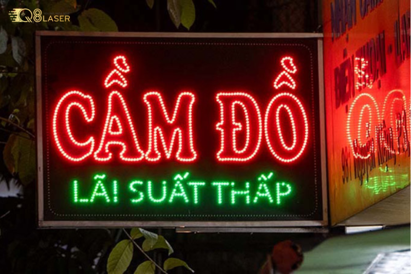 Bảng hiệu dịch vụ cầm đồ thể hiện rõ ngành nghề kinh doanh