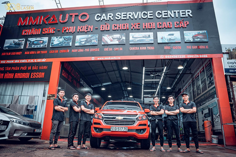 Bảng hiệu garage nổi bật ban đêm