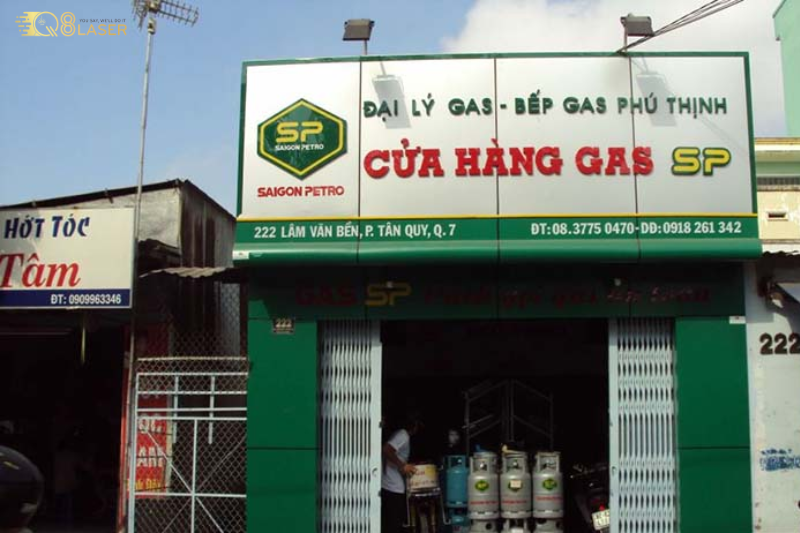 Bảng hiệu gas rõ ràng, kết hợp bảng hiệu cửa hàng gas chuyên nghiệp.