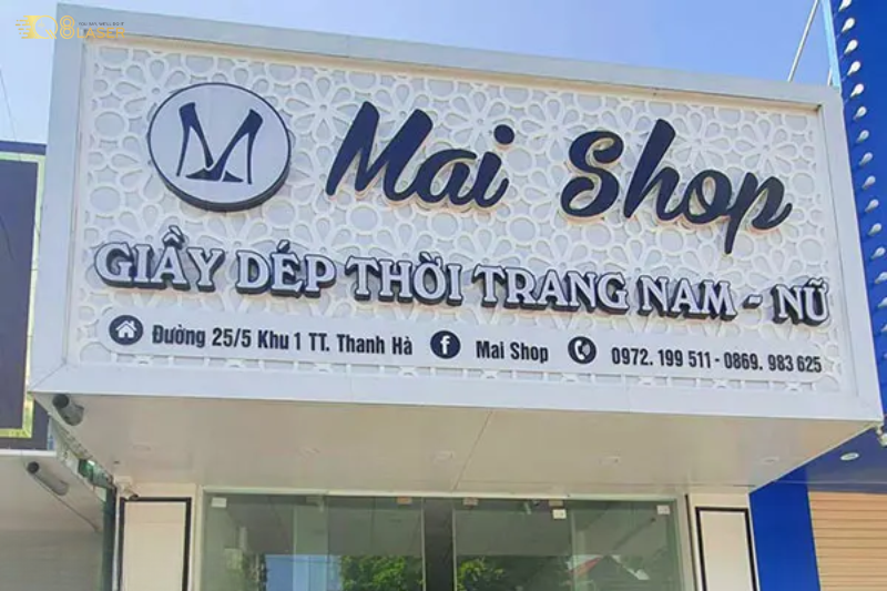 Bảng hiệu giày dép nổi bật trước cửa hàng