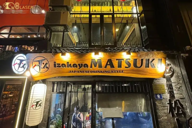 Bảng hiệu gỗ quán nhà hàng mang phong cách mộc mạc, ấm cúng