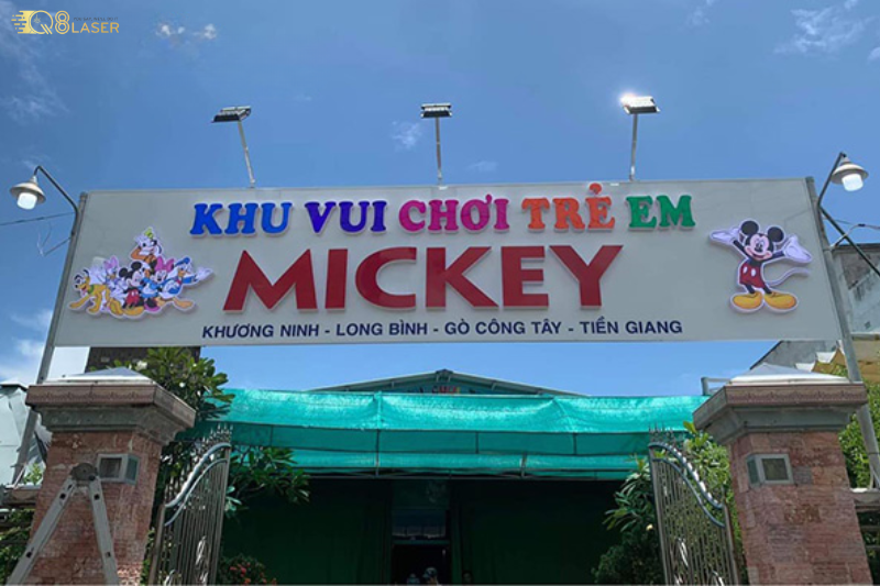Bảng hiệu khu vui chơi màu sắc sinh động