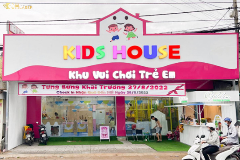 Bảng hiệu khu vui chơi trẻ em nổi bật ban ngày