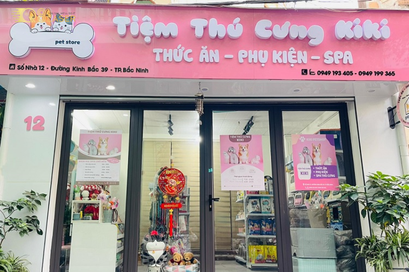 Bảng hiệu màu hồng nổi bật cả ngày lẫn đêm