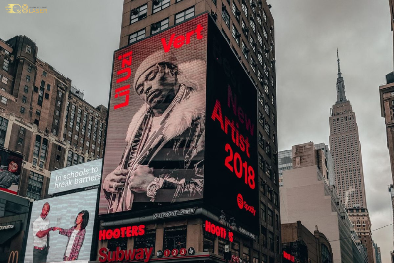 Bảng hiệu ngoài trời nổi bật ban ngày