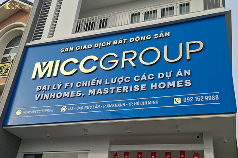 Bảng hiệu nhà đất rõ nét, dễ nhận biết.