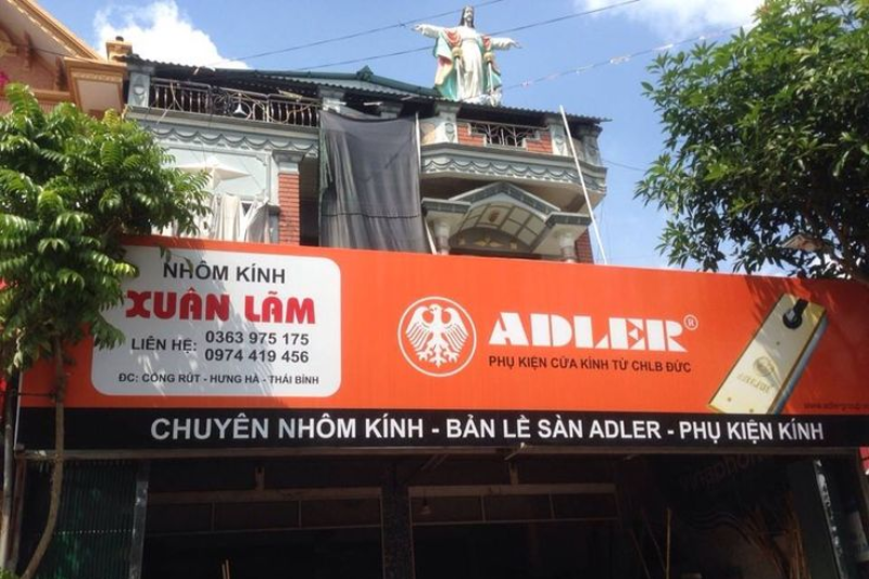 Bảng hiệu nhôm kính bền đẹp theo thời gian